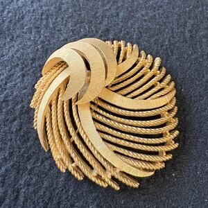 Vintage Crown Trifari Gold Tone Round Abstract Brooch